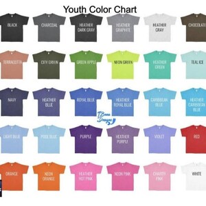 K&ouml;nnte beinhalten: Eine Farbkarte f&uuml;r Jugend-T-Shirts mit einer Vielzahl von Farben, darunter Schwarz, Anthrazit, Marineblau und Rot. Jedes Shirt zeigt seinen Farbnamen in wei&szlig;em Text. Die Karte enth&auml;lt das Logo "TBEAU DESIGNS".