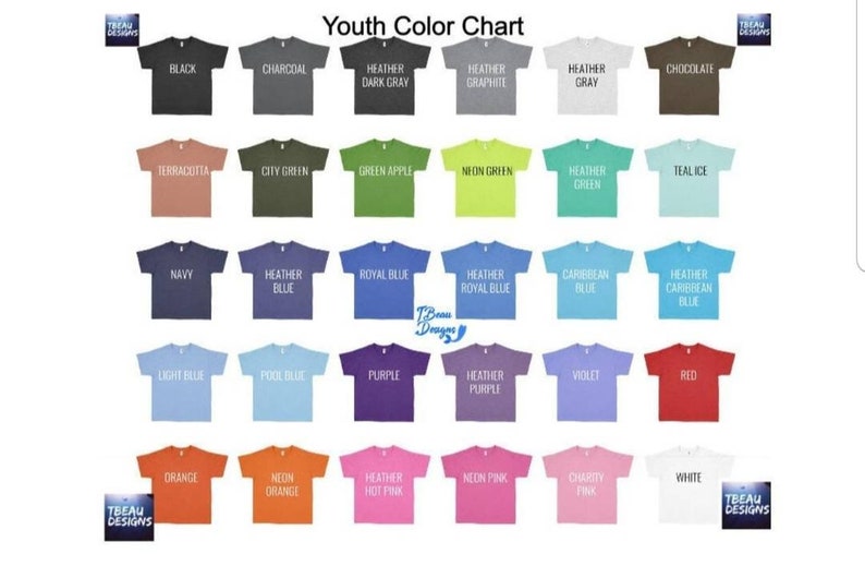 K&ouml;nnte beinhalten: Eine Farbkarte f&uuml;r Jugend-T-Shirts mit einer Vielzahl von Farben, darunter Schwarz, Anthrazit, Marineblau und Rot. Jedes Shirt zeigt seinen Farbnamen in wei&szlig;em Text. Die Karte enth&auml;lt das Logo "TBEAU DESIGNS".