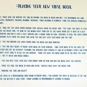 Op de afbeelding: Instructies voor het aanbrengen van een vinyl sticker, getiteld "PLACING YOUR NEW VINYL DECAL", in een decoratief lettertype. De tekst geeft stapsgewijze instructies over oppervlaktevoorbereiding, het aanbrengen van de sticker en onderhoudsinstructies voor outdoor vinyl.