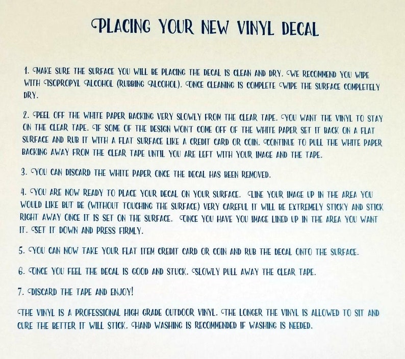 Op de afbeelding: Instructies voor het aanbrengen van een vinyl sticker, getiteld "PLACING YOUR NEW VINYL DECAL", in een decoratief lettertype. De tekst geeft stapsgewijze instructies over oppervlaktevoorbereiding, het aanbrengen van de sticker en onderhoudsinstructies voor outdoor vinyl.