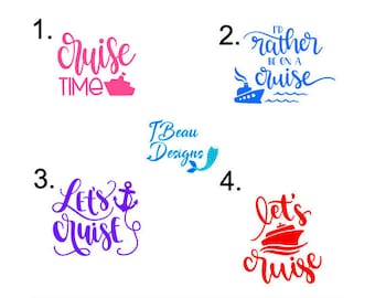 Puede incluir: Cuatro diseños con temática de crucero sobre un fondo blanco. Los diseños incluyen frases como "Cruise Time", "I'd rather be on a cruise", "Let's Cruise" y "Let's Cruise" con gráficos de barcos y anclas.