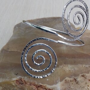 Manschettenarmband silber SPIRAL Silber 925 Handarbeit Stil Manschette Boho. Symbol Antike griechische Philosophie Energie Geschenk für sie Armband für Frauen