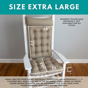Op de afbeelding: Extra grote beige stoelkussenset. Het rugkussen is 45,7 cm breed en 58,4 cm lang. Het zitkussen is 48,3 cm bij 48,3 cm. De hoofdsteunkussen wordt apart verkocht. De kussens zijn 6,4 cm dik.