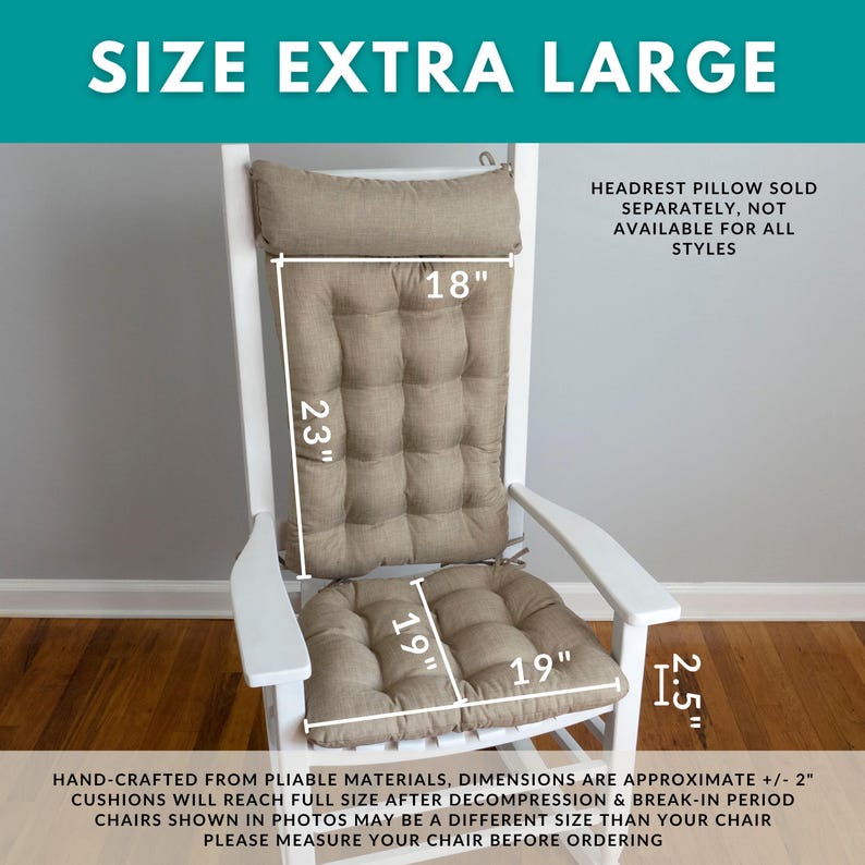 Op de afbeelding: Extra grote beige stoelkussenset. Het rugkussen is 45,7 cm breed en 58,4 cm lang. Het zitkussen is 48,3 cm bij 48,3 cm. De hoofdsteunkussen wordt apart verkocht. De kussens zijn 6,4 cm dik.