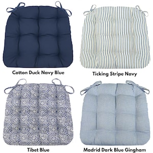Pu&ograve; includere: Vengono mostrati quattro cuscini per sedie, ognuno con un design diverso. Il cuscino in alto a sinistra &egrave; blu navy e trapuntato. Il cuscino in alto a destra ha strisce bianche e blu navy. Il cuscino in basso a sinistra ha un motivo floreale blu e bianco. Il cuscino in basso a destra ha un motivo a quadretti blu e bianco.