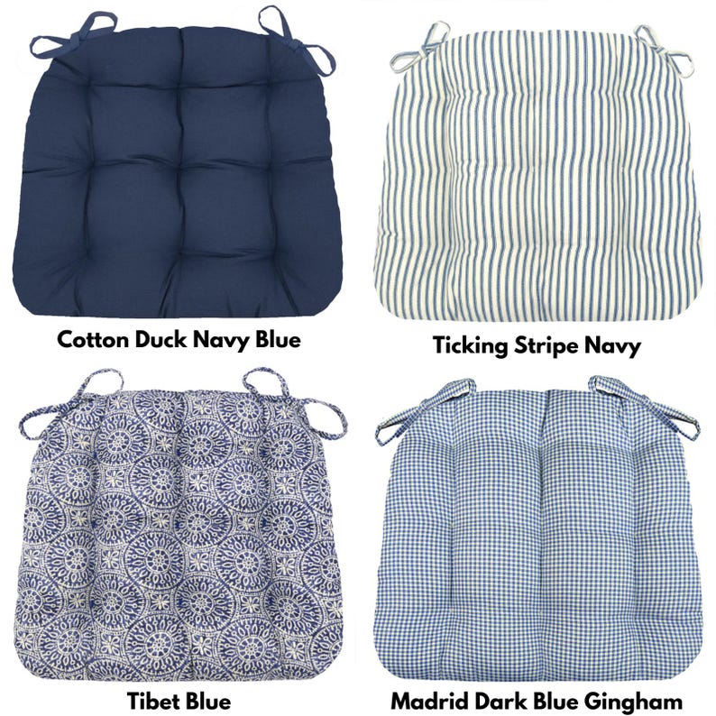 Pu&ograve; includere: Vengono mostrati quattro cuscini per sedie, ognuno con un design diverso. Il cuscino in alto a sinistra &egrave; blu navy e trapuntato. Il cuscino in alto a destra ha strisce bianche e blu navy. Il cuscino in basso a sinistra ha un motivo floreale blu e bianco. Il cuscino in basso a destra ha un motivo a quadretti blu e bianco.