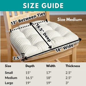 Pu&ograve; includere: Un cuscino a righe di medie dimensioni con dimensioni indicate su una sedia di legno. Il cuscino &egrave; largo 45,7 cm, profondo 41,9 cm e spesso 6,4 cm. Il testo "SIZE GUIDE" &egrave; in alto, con i dettagli delle dimensioni.