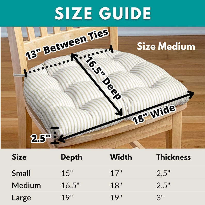 Pu&ograve; includere: Un cuscino a righe di medie dimensioni con dimensioni indicate su una sedia di legno. Il cuscino &egrave; largo 45,7 cm, profondo 41,9 cm e spesso 6,4 cm. Il testo "SIZE GUIDE" &egrave; in alto, con i dettagli delle dimensioni.