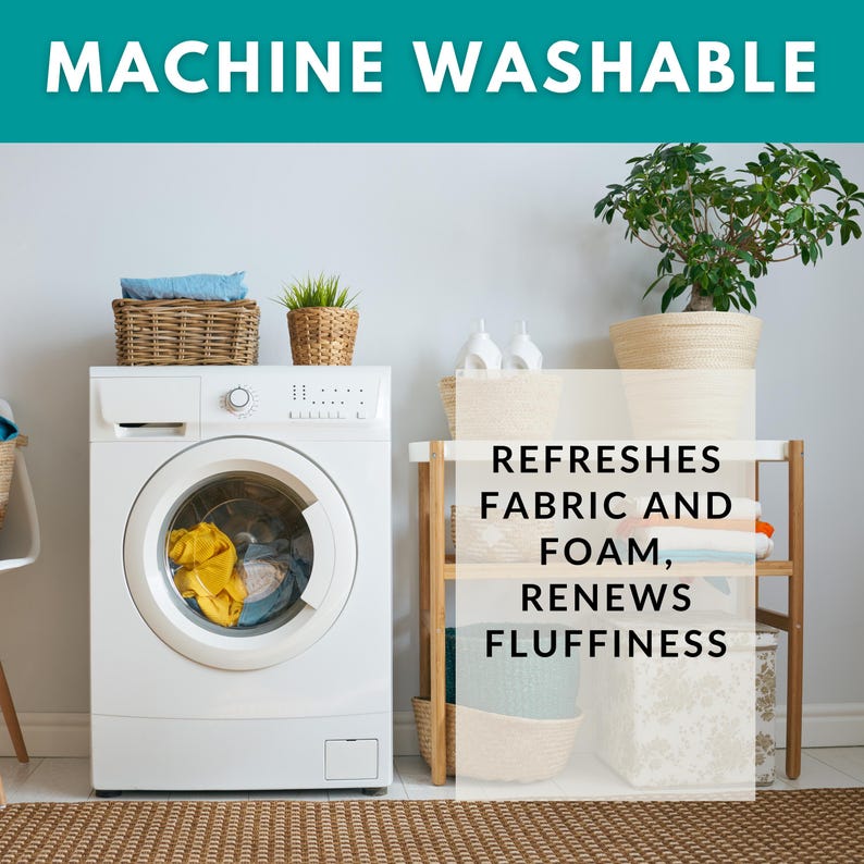 Pu&ograve; includere: Una lavatrice bianca con la scritta "MACHINE WASHABLE" sopra. La macchina si trova in una lavanderia con una mensola di legno, cesti e una pianta in vaso. &Egrave; visibile anche il testo "REFRESHES FABRIC AND FOAM, RENEWS FLUFFINESS".