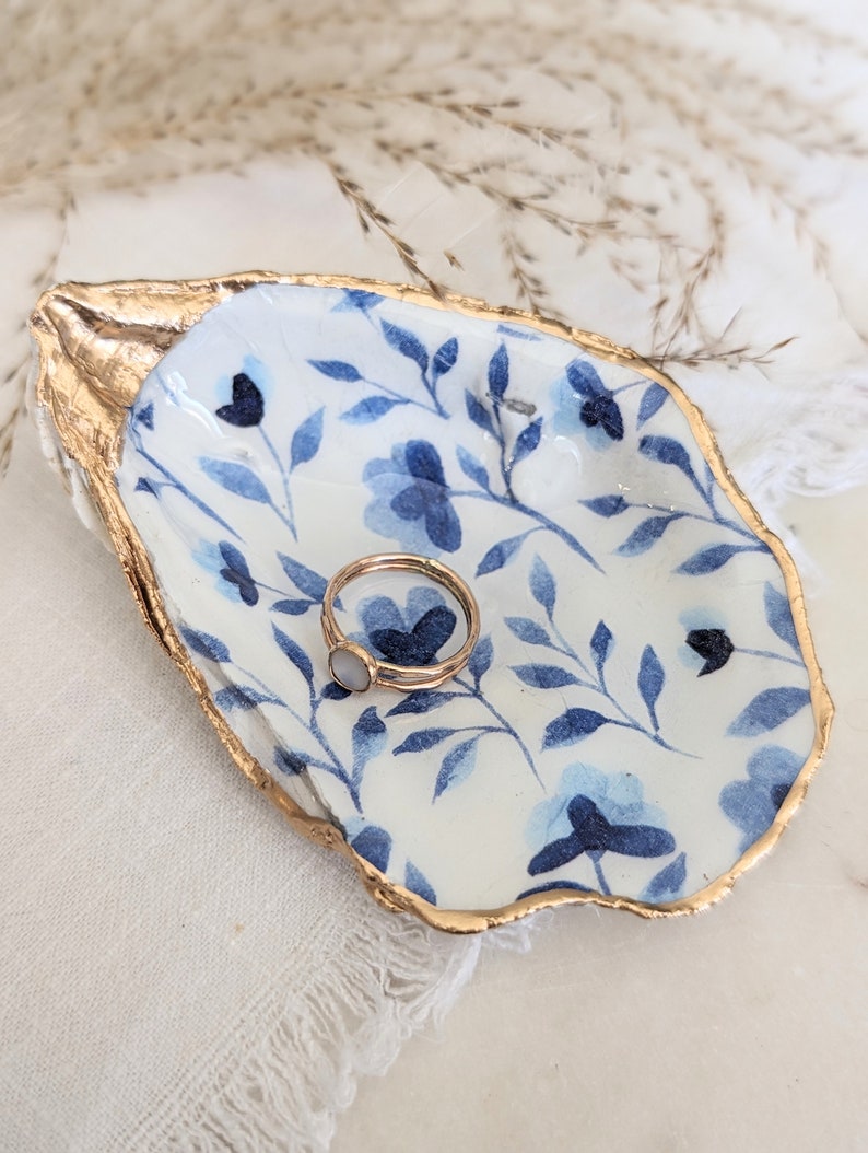 Chinoiserie Blue & White Oyster Shell Ring Dish, Handmade Decoupaged Trinket Dish, Beach Themed Wedding, Bridal Shower Gift image 3