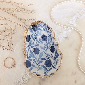 Chinoiserie Blue & White Oyster Shell Ring Dish, Handmade Decoupaged Trinket Dish, Beach Themed Wedding, Bridal Shower Gift image 7