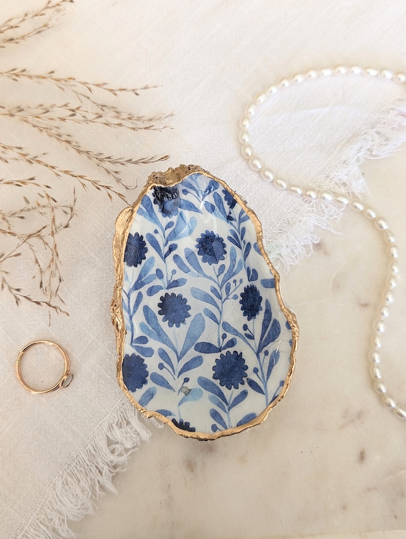 Chinoiserie Blue & White Oyster Shell Ring Dish, Handmade Decoupaged Trinket Dish, Beach Themed Wedding, Bridal Shower Gift image 7