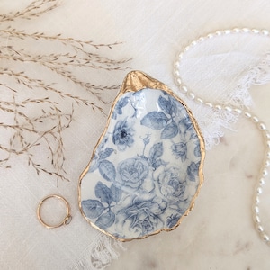 Chinoiserie Blue & White Oyster Shell Ring Dish, Handmade Decoupaged Trinket Dish, Beach Themed Wedding, Bridal Shower Gift image 4