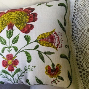MOCK CREWEL FLORAL Pillow, Repurposed 1973 Linen Calendar Towel Crochet Lace,TeaTowelPillow,Stuffed Linens,CalendarWallHanging,Fall Decor