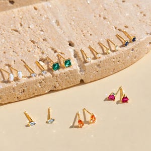 Winzige 18k Gold Ohrstecker Ohrringe AAAAAA Zirkonia · Birthstone Edelsteine Ohrringe · Alltagskleidung Diamant Rubin Ohrringe · Minimalistisches Geschenk für sie