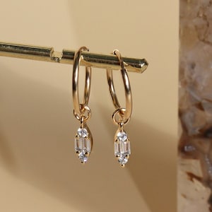 MARQUISE - Zierliche 14K Gold Füllte Baguette Huggies · Kleine Anhänger Hängeohrringe · Unendliche Hoop Gold Anhänger · Abschlussgeschenk