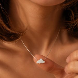 SONHADORA - Colar minimalista com opala nuvem ∙ Colar banhado a ouro 14k ∙ Joia celestial delicada ∙ Pingente de opala branca ∙ Presente encantador para ela