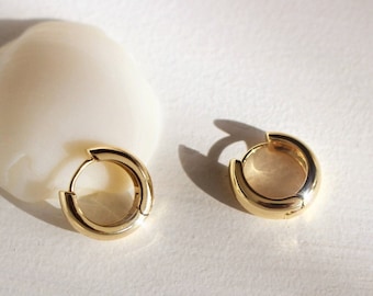 Intramontabili 14 mm · Cerchi piccoli e spessi in oro 14K · Orecchini Huggies in oro massiccio · Cerchi minimalisti · Stratificazione