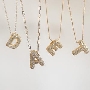 Collier lettre bulle avec chaîne en or 14 carats · Initiale ballon joufflu · Gros pendentif à breloques · Pavé de lettres · Cadeau pour elle · Besties