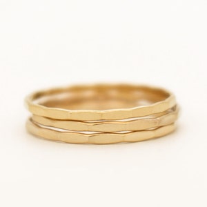 14k guldfylld ring ∙ Minimalistisk ring ∙ Present till mor och dotter ∙ Hamrad stapelring ∙ Enkel guldring ∙ Antracitbeständig 1x