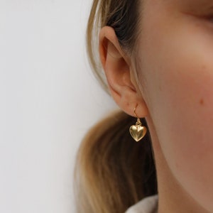 Liebe Ohrringe · 14k Gold Filled Ohrringe · Ohr Draht Tropfen Herz Anhänger Ohrringe · Geschenk für Frau · Minimalist · Creation Megane
