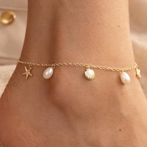 Tobillera bañada en oro de 14 quilates con perlas y dijes de concha · Joyería de playa · Tobillera para boda en la playa · Regalo para ella