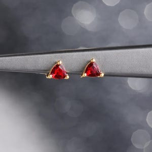 18 kt gouden granaatoorbellen · Geboortesteen januari-oorbellen met edelstenen · Dagelijkse diamanten robijnoorbellen · Minimalistisch cadeau voor haar