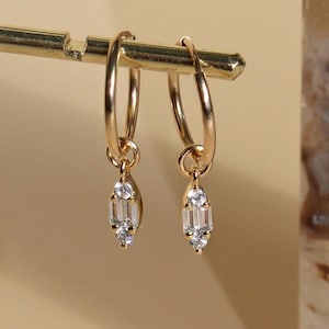 MARQUISE - Delicados pendientes baguette rellenos de oro de 14 quilates · Pendientes colgantes con dije pequeño · Dije de aro infinito de oro · Regalo de graduación