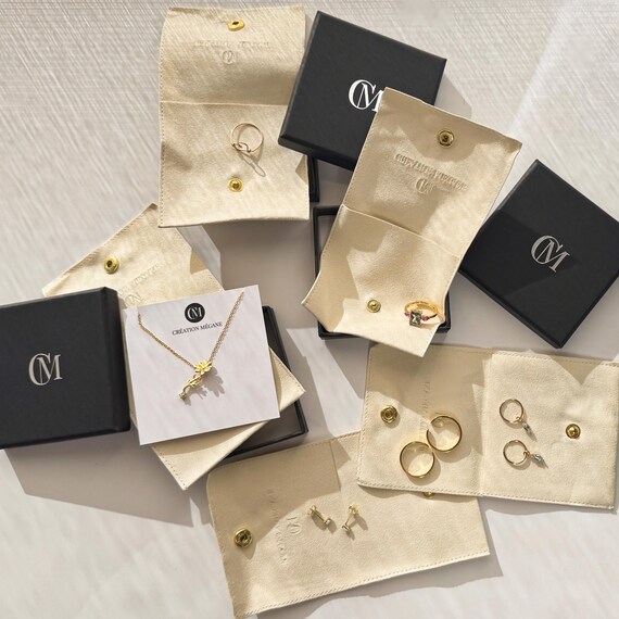 Jenosy Orecchini da donna in oro con perle, orecchini a bottone con perle delicate per donna, orecchini a bottone huggie per cartilagine per ragazze, orecchini ipoallergenici placcati in oro 18K