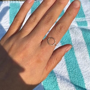 変色しにくい 14k ゴールドフィルド オープンラウンドリング ∙ 女性用サークルナックルリング ∙ カルマジュエリー ∙ 彼女へのギフト ∙ 1/20 本物の 14k ゴールド