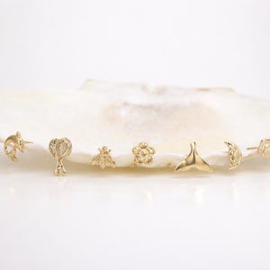 Zierliche kleine Ohrstecker in 14k Gold Filled · Schwalbe, Gänseblümchen, Herz, Teddybär, Rose, Walflosse, Delfin, Schildkröte, Mond, Einhorn Ohrstecker