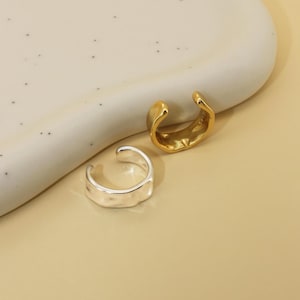 La tua migliore affermazione - Polsino per orecchie spesso e irregolare in argento Sterling 925 ∙ Non richiede piercing ∙ Design semplice e semplice ∙ Polsino per orecchie regolabile in oro