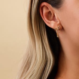 Orecchini a fiocco in argento sterling 925 ∙ Orecchini a bottone in oro ∙ Nodo dorato a nastro ∙ Orecchini minimalisti semplici in oro 18k ∙ Regalo di Natale con fiocco