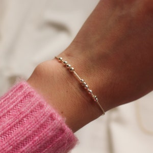 Pulsera personalizada con código Morse en plata de ley / Pulsera minimalista de cuentas / Mensaje secreto personalizado con el nombre de la pareja