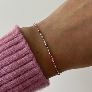 Pulseira delicada e colorida em prata de lei 925 · 15 cm ajustável até 18,5 cm · Pulseira para usar em conjunto com outras · Pulseira arco-íris
