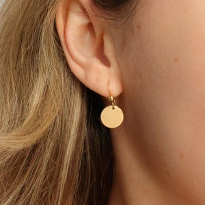 Flattering Minimal 14k Gold Filled Earrings ∙ Hammered Disc Drop Earrings ∙ Wedding Jewelry ∙ Dangle Earrings ∙ Handmade in Canada