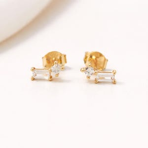 Pendientes de botón impermeables de oro vermeil de 18k ∙ Regalo para ella ∙ Pendientes de diamantes talla baguette ∙ Pendiente minimalista para cartílago ∙ Circonita cúbica AAAAA