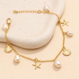 Bracciale riempito d'oro 14K con perle d'acqua dolce pendenti e ciondoli a forma di conchiglia · Gioielli da spiaggia · Cavigliera o braccialetto per matrimonio in spiaggia · Regalo per lei SC