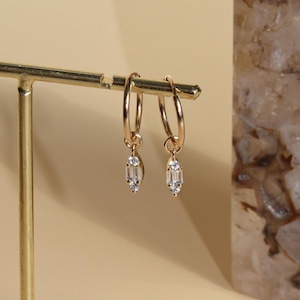 MARQUISE - Zierliche 14K Gold Füllte Baguette Huggies · Kleine Anhänger Hängeohrringe · Unendliche Hoop Gold Anhänger · Abschlussgeschenk