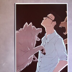 Puede incluir: Un hombre con gafas mira hacia arriba a un lobo blanco con la boca abierta, el lobo está en primer plano y el hombre está en el fondo. El fondo es de color rojo oscuro.