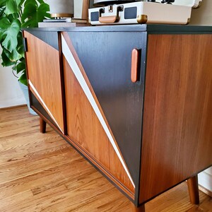 Gabinete moderno del soporte de teca danés de mediados del | Etsy