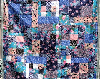 Edredón de patchwork floral azul hecho a mano, manta ligera de algodón