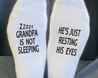 Opa slaapt niet, hij rust gewoon zijn ogen, GRATIS cadeauzakje!, Papa, oom, papa, pop, pop, grappige sokken, nieuwigheid