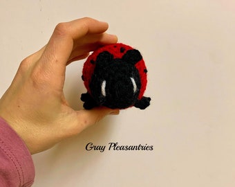 Winziger Marienkäfer, Osterkorb Stuffer, häkeln Amigurumi handgemachtes Frühlingsinsekt, roter und schwarzer Käfer, Stofftier