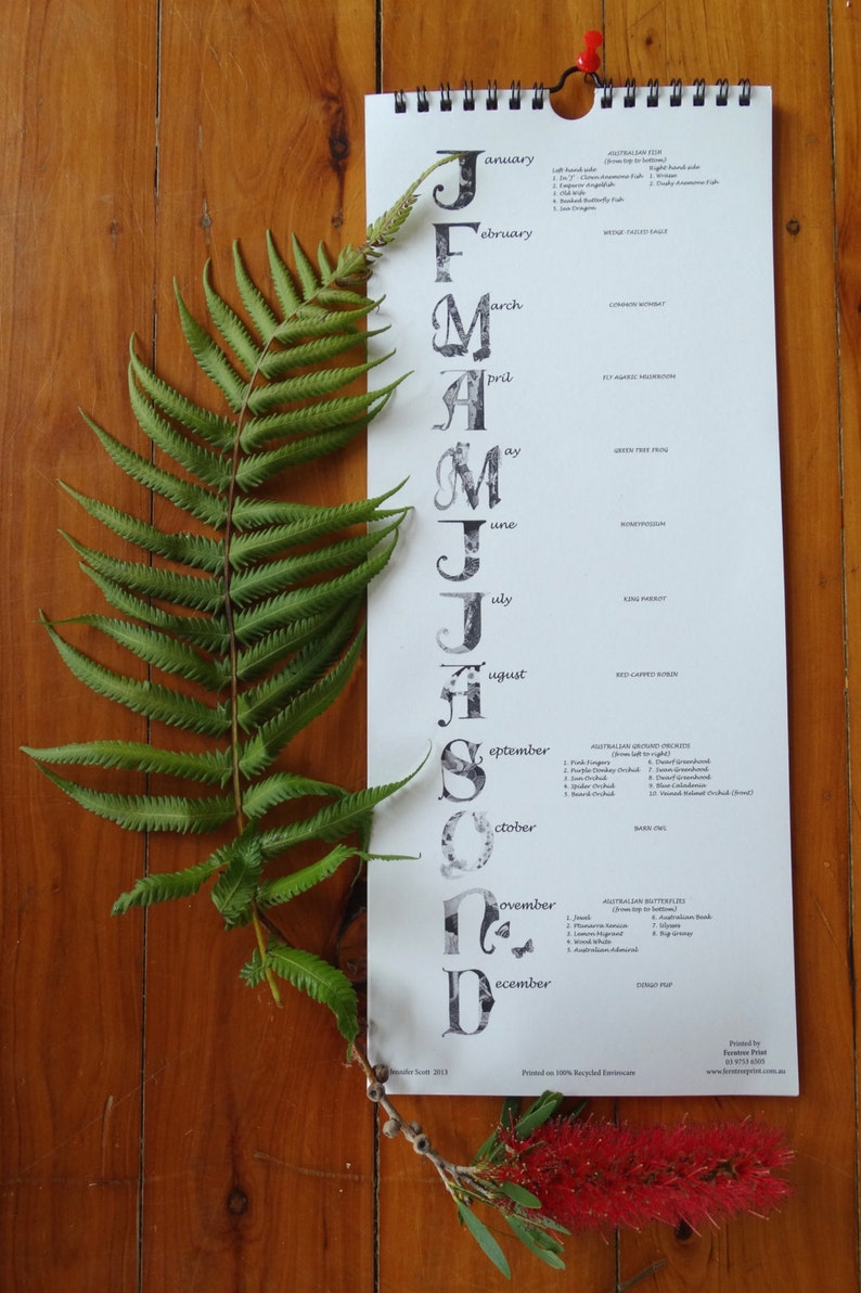 K&ouml;nnte beinhalten: Ein Kalender mit wei&szlig;em Hintergrund und schwarzem Text. Die Monate des Jahres sind auf der linken Seite des Kalenders aufgelistet, wobei jeder Monatsname in einer gro&szlig;en, stilisierten Schrift geschrieben ist. Der Kalender enth&auml;lt auch eine Liste der australischen Flora und Fauna, die mit jedem Monat verbunden sind.