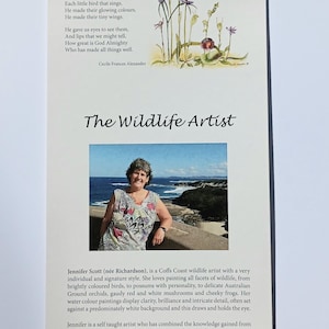 K&ouml;nnte beinhalten: Ein Portr&auml;t von Jennifer Scott, einer Wildlife-K&uuml;nstlerin aus Coffs Coast, Australien. Sie steht vor einem malerischen Blick auf das Meer. Der Text unter dem Portr&auml;t beschreibt ihren Kunststil und ihre Leidenschaft f&uuml;r Tierfotografie. Der Text erw&auml;hnt auch ihre Website und ihren Etsy-Shop.
