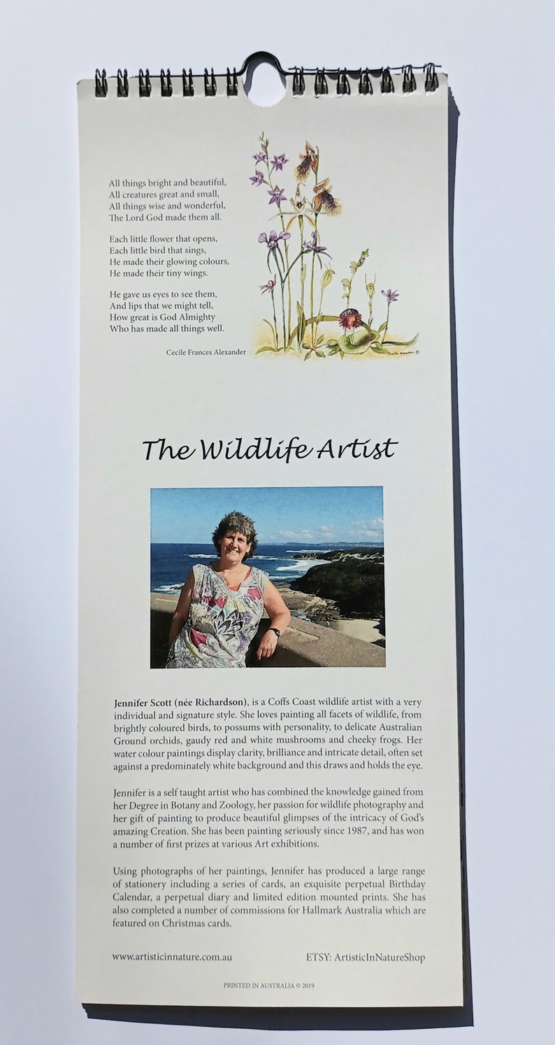 K&ouml;nnte beinhalten: Ein Portr&auml;t von Jennifer Scott, einer Wildlife-K&uuml;nstlerin aus Coffs Coast, Australien. Sie steht vor einem malerischen Blick auf das Meer. Der Text unter dem Portr&auml;t beschreibt ihren Kunststil und ihre Leidenschaft f&uuml;r Tierfotografie. Der Text erw&auml;hnt auch ihre Website und ihren Etsy-Shop.