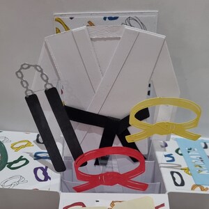 Cartão pop-up de karatê * Pop-up de feliz aniversário * Pop-up de aposentadoria * Pop-up de dia dos pais * Pop-up de parabéns * Pop-up de filho * Cartão pop-up personalizado