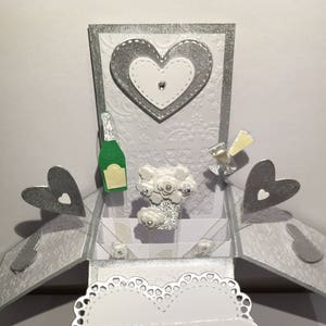 Biglietto pop-up per matrimonio* Biglietto pop-up di congratulazioni* Biglietto 3D* Pop-up champagne e bicchieri* Pop-up felice anniversario* Centrotavola per matrimonio