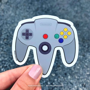 N64 Controller Vinyl-Aufkleber gestanzt |  Retro Videospiel Aufkleber |  Perfekt für Laptops, Wasserflaschen, Notebooks und vieles mehr!